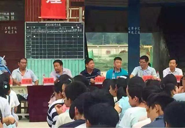 侯氏仙草助学公益活动现场
